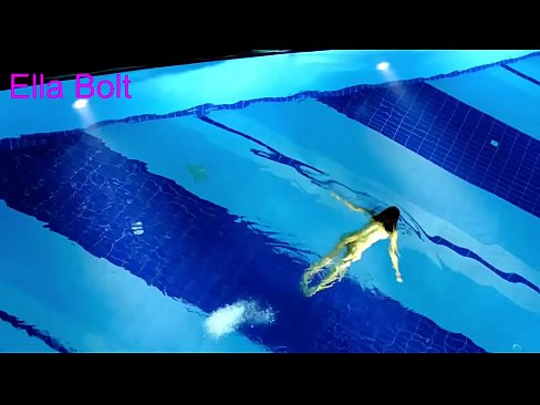 ❤️ Handikwanise kumira kuona, mudiki blonde akabatwa achishambira asina kupfeka muELLA BOLT resort pool ❤️ ﹏